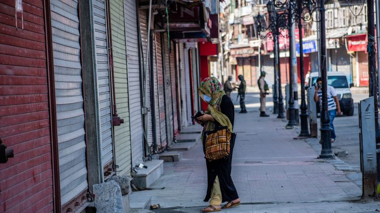 SRINAGAR, KASHMIR - INDE - 05 AOÛT: Une femme musulmane du Cachemire se promène sur la place de la ville déserte pendant un couvre-feu comme des restrictions, un an après que l'Inde a révoqué le statut spécial du Jammu-et-Cachemire, dans le centre-ville le 05 août 2020 à Srinagar, la capitale d'été du Cachemire sous administration indienne, en Inde.  La police indienne et le personnel paramilitaire ont été déployés en force alors que les autorités imposaient des restrictions de type couvre-feu dans la capitale d'été Srinagar à l'occasion du premier anniversaire du gouvernement indien qui a dépouillé la région himalayenne, contestée par l'Inde et le Pakistan depuis 1947, de son autonomie et de la rétrogradation de son statut. d'un état à un territoire de l'union dans un mouvement furtif l'année dernière.  La région est déjà sous le choc d'un verrouillage imposé par les autorités pour freiner la propagation du coronavirus.  (Photo par Yawar Nazir / Getty Images)
