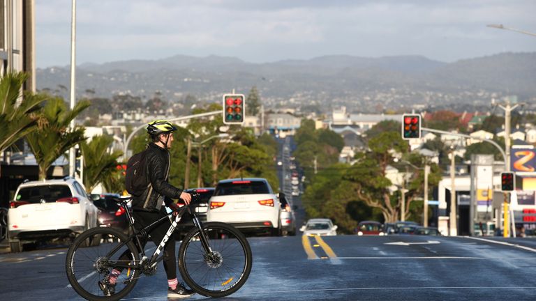 AUCKLAND, NOUVELLE-ZÉLANDE - 09 JUIN: Un cycliste de banlieue pousse son vélo le long de Ponsonby Road le 9 juin 2020 à Auckland, en Nouvelle-Zélande.  Les restrictions du COVID-19 ont été levées à minuit alors que la Nouvelle-Zélande passait au niveau d'alerte COVID-19 1. La levée des restrictions sous le niveau d'alerte 1 intervient après que le gouvernement a confirmé zéro cas actif en Nouvelle-Zélande et verra la vie revenir à la normale.  Des mesures à la frontière strictes resteront avec l'isolement et la quarantaine obligatoires de 14 jours pour toute arrivée à l'étranger.  Les Néo-Zélandais sont également invités à tenir un journal en cas de deuxième vague d'infections.  (Photo par Phil Walter / Getty Images)