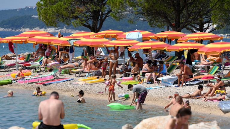 Des foules de gens, principalement des touristes étrangers, prennent un bain de soleil et nagent dans la mer le 13 août 2020, à Crikvenica, sur la côte nord de l'Adriatique.  - Le 13 août, 180 nouveaux cas d'infection à coronavirus ont été enregistrés en Croatie, le plus élevé depuis le début de la pandémie.  L'Italie a déjà introduit des tests obligatoires pour tous ceux qui viennent de Croatie.  (Photo par DENIS LOVROVIC / AFP) (Photo par DENIS LOVROVIC / AFP via Getty Images)
