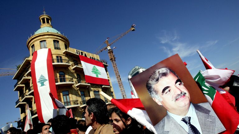 BEYROUTH, LIBAN - 14 FÉVRIER: Des centaines de milliers de Libanais se sont rendus pour pleurer le premier anniversaire de l'assassinat de l'ancien Premier ministre libanais Rafiq Hariri, affiché sur une pancarte, le 14 février 2006 à Beyrouth, au Liban.  Le meurtre de Hariri est largement imputé aux éléments syriens.  L'indignation provoquée par l'assassinat a conduit à des manifestations massives dans les rues de Beyrouth il y a un an qui ont forcé le régime syrien à retirer ses forces du pays après 29 ans d'occupation.  (Photo par Ghaith Abdul-Ahad / Getty Images)