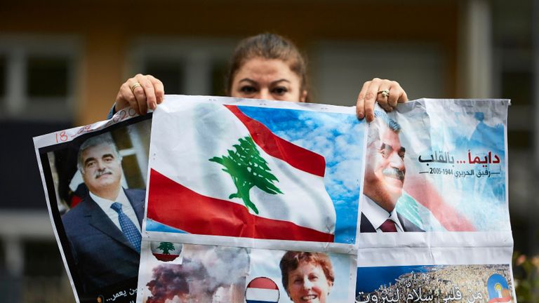 LA HAYE, PAYS-BAS - 18 AOÛT: Un partisan de l'ancien Premier ministre Rafiq Hariri tient des affiches devant le Tribunal du Liban le 18 août 2020 à La Haye, Pays-Bas.  Le Tribunal spécial pour le Liban doit rendre son verdict sur le procès de quatre hommes accusés d'avoir participé à l'assassinat en 2005 de l'ancien Premier Ministre libanais Rafic Hariri.  (Photo par Pierre Crom / Getty Images)