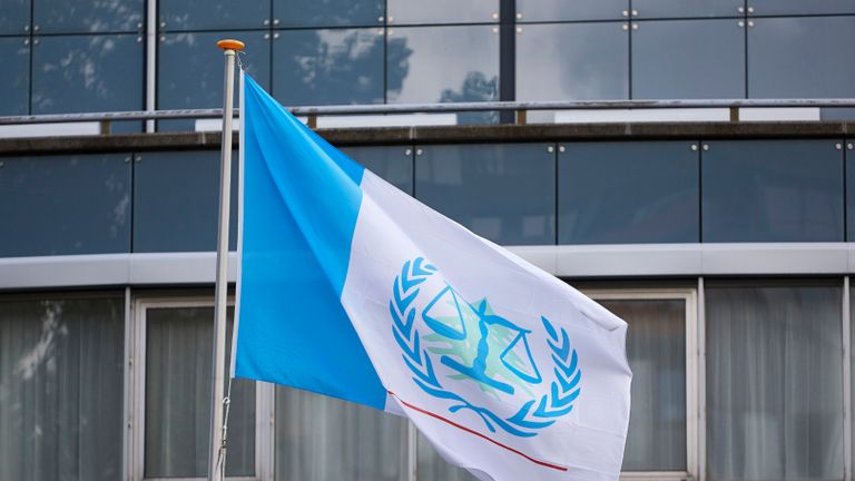 LA HAYE, PAYS-BAS - 18 AOÛT: Le drapeau devant le Tribunal du Liban le 18 août 2020 à La Haye, Pays-Bas.  Le Tribunal spécial pour le Liban doit rendre son verdict sur le procès de quatre hommes accusés d'avoir participé à l'assassinat en 2005 de l'ancien Premier Ministre libanais Rafic Hariri.  (Photo par Pierre Crom / Getty Images)