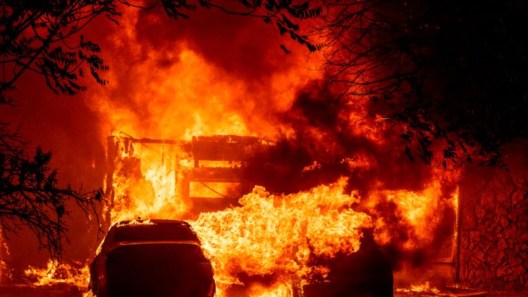 Une maison brûle à Vacaville, en Californie, lors de l'incendie du LNU Lightning Complex le 19 août 2020. - Aux heures tardives du 18 août 2020, l'incendie de Hennessey a fusionné avec au moins 7 incendies et s'appelle maintenant les incendies du LNU Lightning Complex.  Des dizaines d'incendies sont incontrôlables dans le nord de la Californie alors que les ressources en feu sont dispersées.  (Photo par JOSH EDELSON / AFP) (Photo par JOSH EDELSON / AFP via Getty Images)