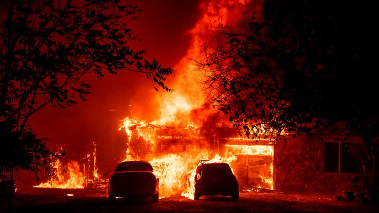 Une maison brûle à Vacaville, en Californie, lors de l'incendie du LNU Lightning Complex le 19 août 2020. - Aux heures tardives du 18 août 2020, l'incendie de Hennessey a fusionné avec au moins 7 incendies et s'appelle maintenant les incendies du LNU Lightning Complex.  Des dizaines d'incendies sont incontrôlables dans le nord de la Californie alors que les ressources en feu sont dispersées.  (Photo par JOSH EDELSON / AFP) (Photo par JOSH EDELSON / AFP via Getty Images)