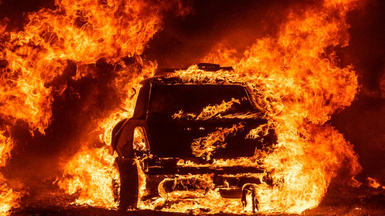 TOPSHOT - Une voiture brûle alors qu'elle était garée dans une résidence à Vacaville, en Californie, lors de l'incendie du LNU Lightning Complex le 19 août 2020. - Aux heures tardives du 18 août 2020, l'incendie de Hennessey a fusionné avec au moins 7 incendies et est maintenant appelé les incendies du complexe Lightning LNU.  Des dizaines d'incendies sont incontrôlables dans le nord de la Californie alors que les ressources en feu sont dispersées.  (Photo par JOSH EDELSON / AFP) (Photo par JOSH EDELSON / AFP via Getty Images)