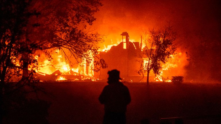 TOPSHOT - Une maison brûle à Vacaville, en Californie, lors de l'incendie du LNU Lightning Complex le 19 août 2020. - Aux heures tardives du 18 août 2020, l'incendie de Hennessey a fusionné avec au moins 7 incendies et s'appelle maintenant le LNU Lightning Complex les feux.  Des dizaines d'incendies sont incontrôlables dans le nord de la Californie alors que les ressources en feu sont dispersées.  (Photo par JOSH EDELSON / AFP) (Photo par JOSH EDELSON / AFP via Getty Images)