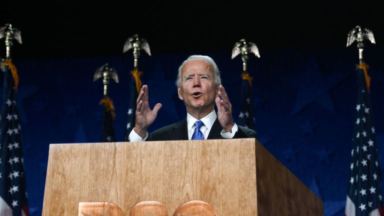 L'ancien vice-président et candidat démocrate à la présidentielle Joe Biden accepte la nomination du Parti démocrate à la présidence des États-Unis lors du dernier jour de la Convention nationale démocrate, qui se tient pratiquement au milieu de la pandémie du nouveau coronavirus, au Chase Center de Wilmington, Delaware, le 20 août 2020 (Photo Olivier DOULIERY / AFP) (Photo OLIVIER DOULIERY / AFP via Getty Images)