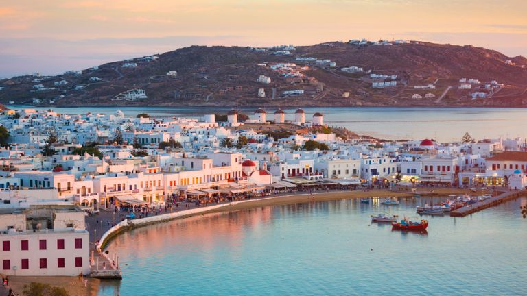 La ville de Mykonos au crépuscule.