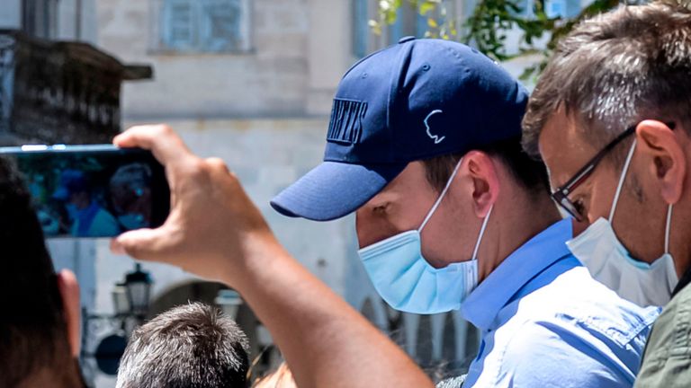Le capitaine de l'équipe de football de Manchester United, Harry Maguire, quitte un palais de justice sur l'île grecque de Syros, le centre administratif du groupe d'îles des Cyclades qui comprend Mykonos le 22 août 2020. - Maguire a été libéré de la garde à vue de la police grecque le 22 août 2020, images télévisées a montré, en attendant une audience sur les accusations d'agression sur l'île voisine de Mykonos.  Le défenseur de 80 millions de livres sterling (88 millions d'euros) a été arrêté le 20 août, après ce que la police grecque a décrit comme un 