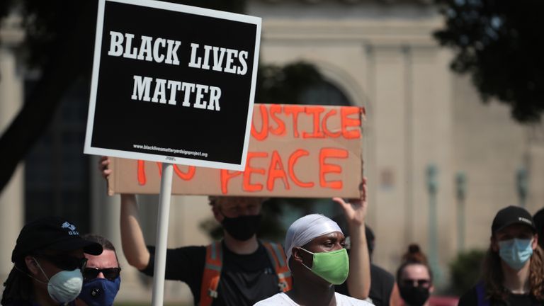 KENOSHA, WISCONSIN - 24 AOÛT: Un panneau Black Lives Matter est suspendu alors que les gens se rassemblent devant le poste de police le jour après qu'un homme noir a été abattu par la police, provoquant l'indignation et des troubles locaux dans la ville le 24 août 2020 à Kenosha, Wisconsin.  La police de Kenosha a tiré sur un homme noir à plusieurs reprises dans le dos hier soir alors qu'il entrait par la portière du conducteur d'un véhicule.  L'homme aurait été identifié comme étant Jacob Blake, a été hospitalisé à Milwaukee dans un état grave.  (Photo par Scott Olson / Getty Images)