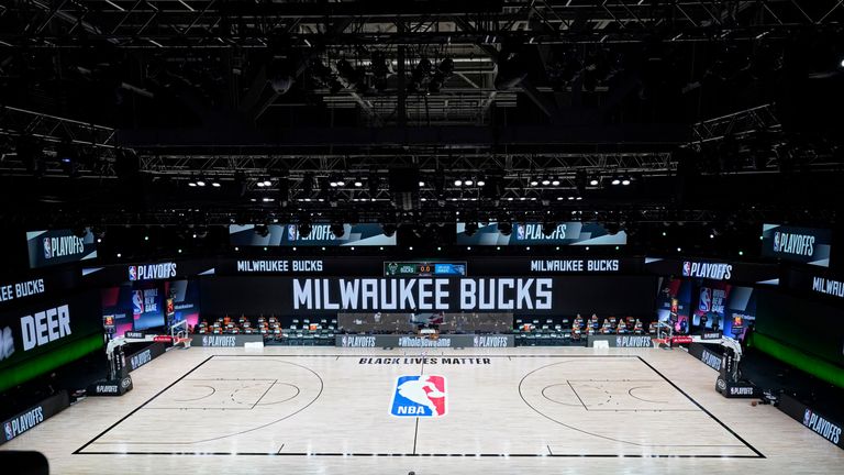 LAC BUENA VISTA, FLORIDE - 26 AOÛT: Le terrain et les bancs sont vides après le début prévu du cinquième match entre les Milwaukee Bucks et l'Orlando Magic au premier tour des éliminatoires NBA 2020 à AdventHealth Arena à ESPN Wide World Of Sports Complex sur 26 août 2020 à Lake Buena Vista, Floride.  Selon les rapports, les Milwaukee Bucks ont boycotté leur match éliminatoire du cinquième match contre les Orlando Magic pour protester contre la fusillade de Jacob Blake par Kenosha, la police du Wisconsin.  NOTE À L'UTILISATEUR: L'utilisateur reconnaît et accepte expressément qu'en téléchargeant et / ou en utilisant cette photographie, l'utilisateur consent aux termes et conditions du contrat de licence Getty Images.  (Photo par Ashley Landis-Pool / Getty Images)