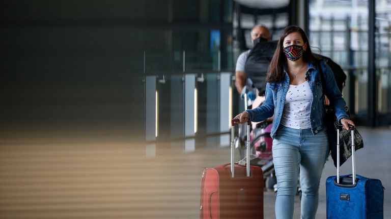 Londres, ANGLETERRE - 22 AOÛT: Les voyageurs quittent le terminal 2 de l'aéroport d'Heathrow le 22 août 2020 à Londres, en Angleterre.  Samedi matin à 4 heures du matin, les voyageurs arrivant en Angleterre d'Autriche, de Croatie et de Trinité-et-Tobago ont dû se mettre en quarantaine pendant 14 jours.  Dans le même temps, les voyageurs en provenance du Portugal n'étaient plus tenus de se mettre en quarantaine.  (Photo par Hollie Adams / Getty Images)