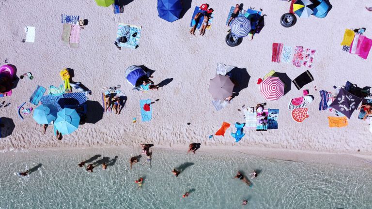 Une photo aérienne montre des foules de gens, y compris des touristes étrangers, profitant du soleil et de la mer le 21 août 2020, à Split, sur la côte centrale de l'Adriatique.  - Le Royaume-Uni ayant retiré la Croatie de la liste des 
