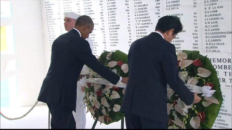 Barack Obama et Shinzo Abe déposent des couronnes pour commémorer les morts de Pearl Harbor