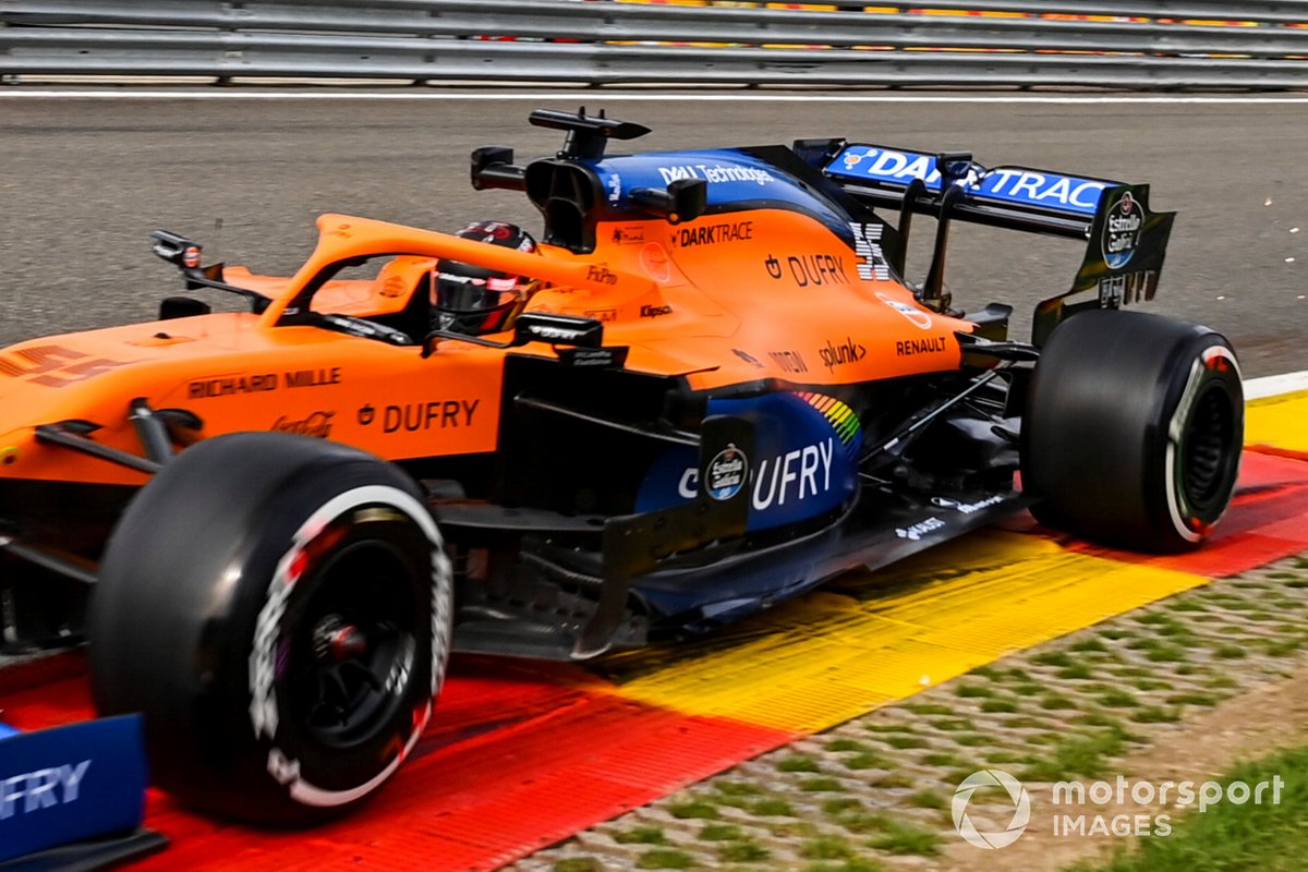 Carlos Sainz Jr., McLaren MCL35 avec un plancher de spécifications 2021
