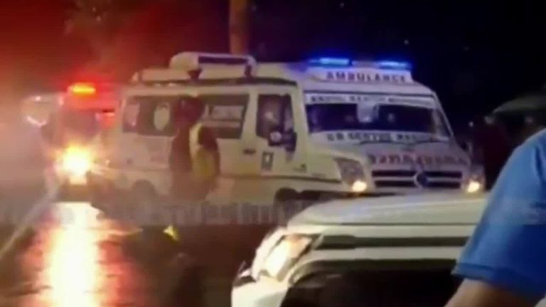 Les passagers blessés sont chargés dans des ambulances après un accident de piste qui a tué plus d'une douzaine de personnes essayant d'atterrir sous de fortes pluies. 