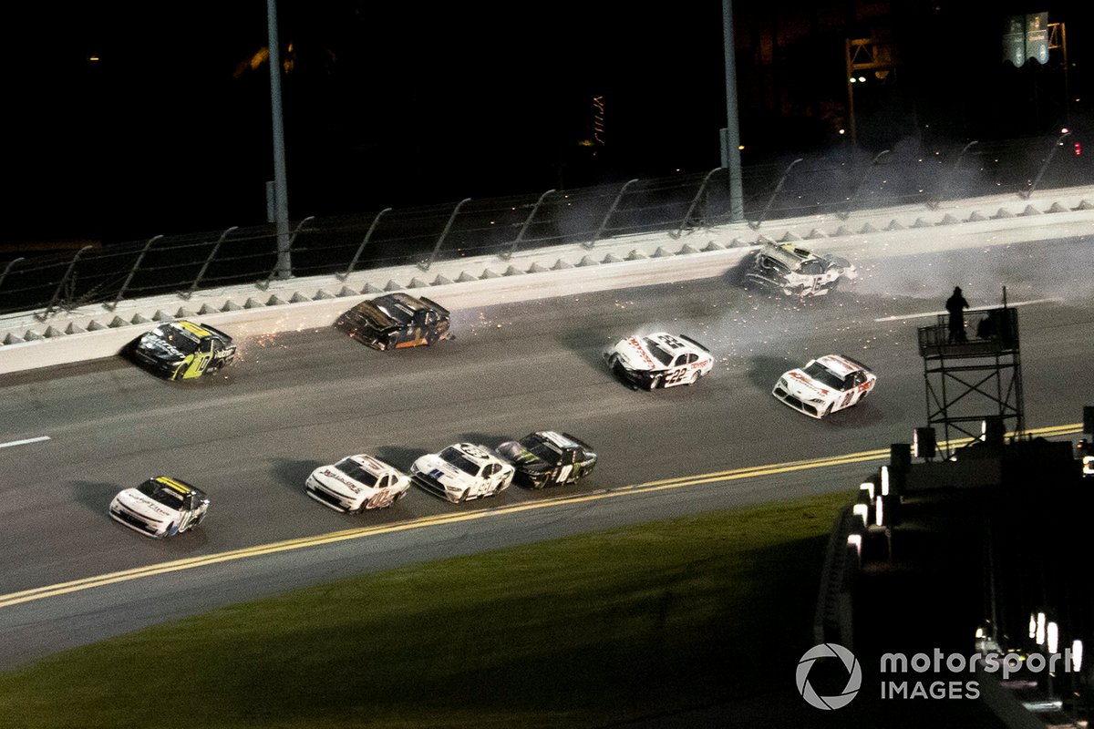 Justin Haley, Kaulig Racing, Chevrolet Camaro mène le peloton dans le dernier tour alors qu'Austin Cindric, Team Penske, Ford Mustang et AJ Allmendinger, Kaulig Racing, Chevrolet Camaro se détruisent