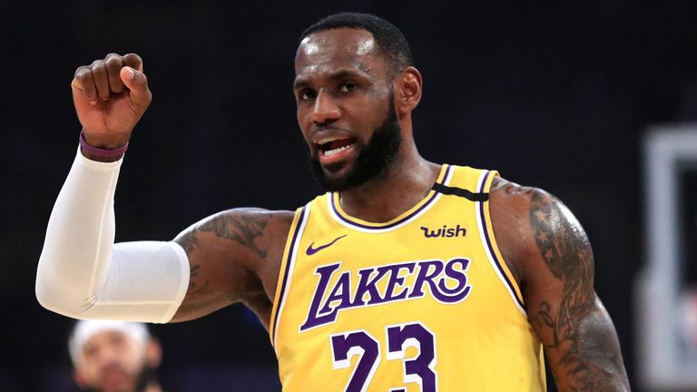 LeBron James appelle une pièce lors de la victoire des Lakers sur les Cavaliers