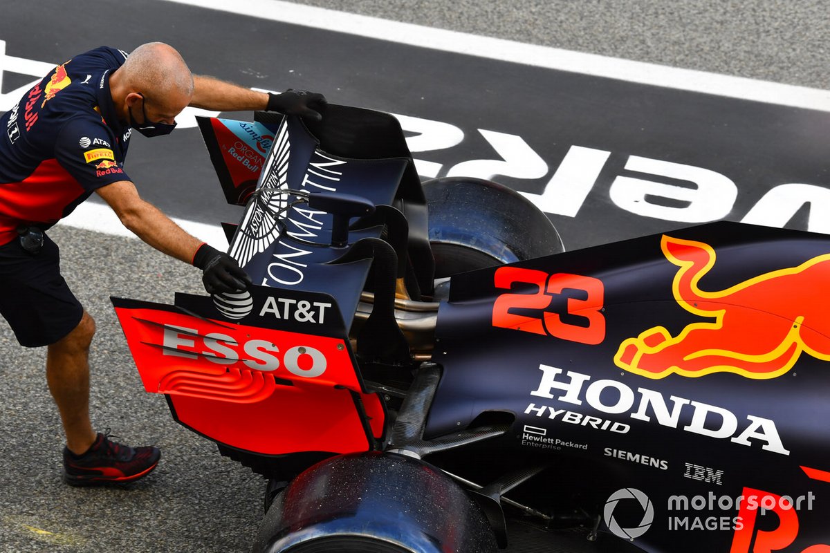 Les mécaniciens poussent la Red Bull Racing RB16 dans la voie des stands