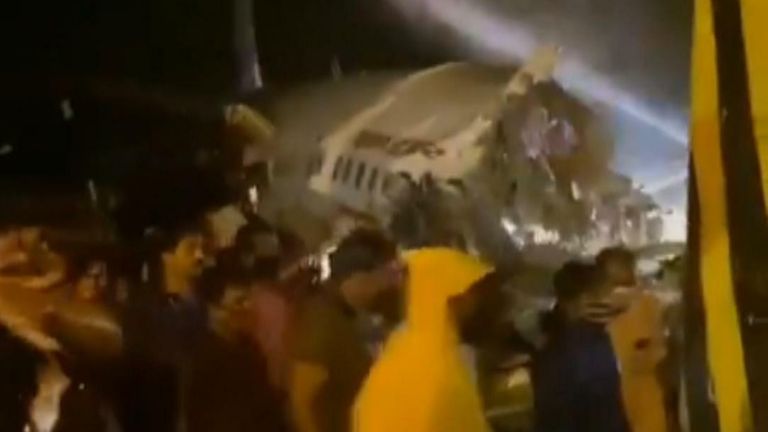 On pense que 40 passagers ont été blessés et deux seraient morts après qu'un avion atterrissant à l'aéroport de Calicut ait dérapé d'une piste.