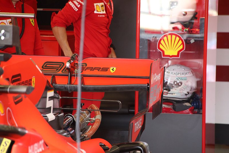 Sebastian Vettel, détail de l'aileron arrière de la Ferrari SF90