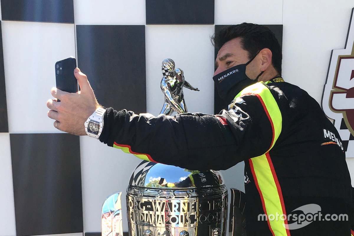 Le vainqueur en titre, Simon Pagenaud, capture un selfie avec le trophée Borg-Warner nouvellement orné. 