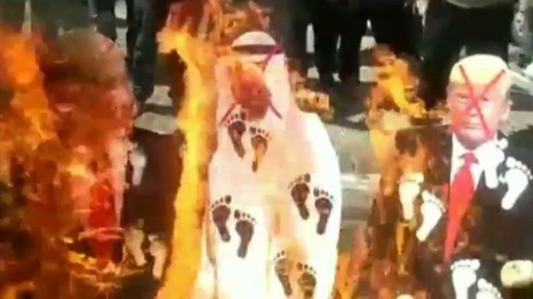 Des effigies de Trump et de Netanyahu sont brûlées à Naplouse après un accord décisif entre les EAU et Israël. 