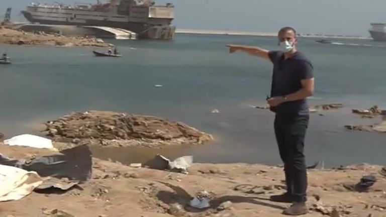 Alex Rossi se promène sur le site de l'explosion à Beyrouth