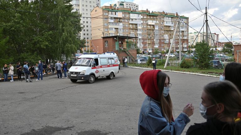 Les gens se rassemblent devant un hôpital, où le chef de l'opposition russe Alexei Navalny reçoit des soins médicaux à Omsk, en Russie, le 21 août 2020. Navalny a été tombé malade avec un empoisonnement présumé en route de Tomsk à Moscou dans un avion, qui a effectué un atterrissage d'urgence à Omsk.  REUTERS / Alexey Malgavko