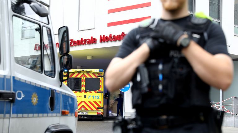 Un convoi de véhicules transportant le chef de l'opposition russe Alexei Navalny arrive au complexe hospitalier Charite Mitte où il recevra des soins médicaux à Berlin