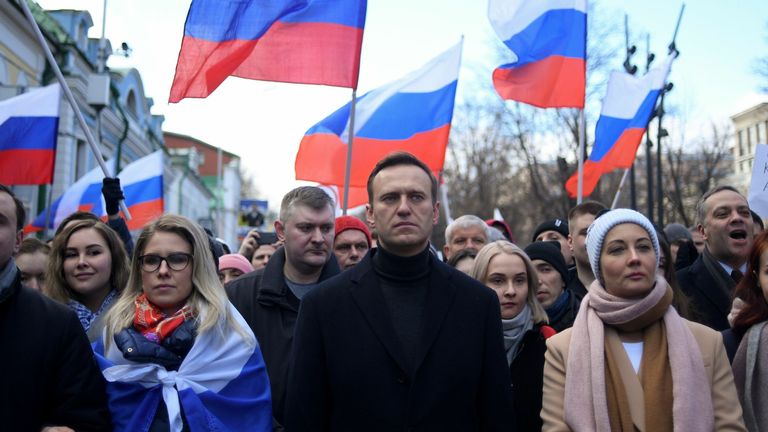 Alexei Navalny marchant à la mémoire du critique assassiné du Kremlin Boris Nemtsov à Moscou en février