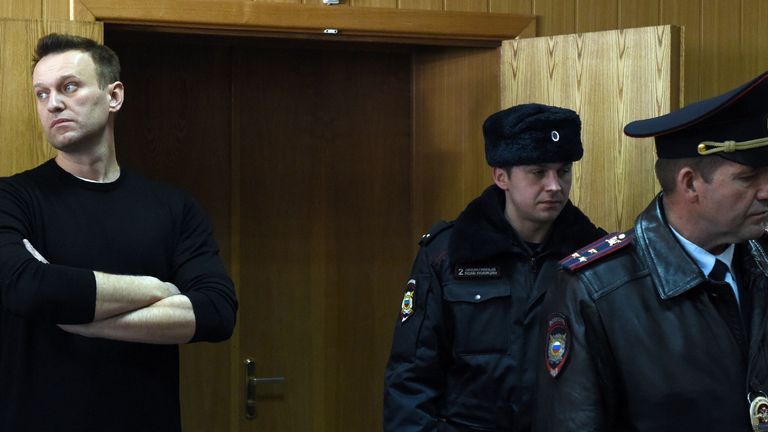 Le critique du Kremlin Alexei Navalny devant le tribunal de Moscou en 2017 après avoir été arrêté lors d'une manifestation