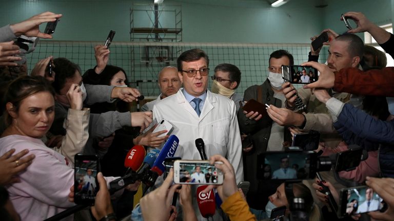 Le médecin en chef Alexander Murakhovsky a déclaré aux médias à Osmk, en Russie, qu'il n'y avait aucune trace de poison dans le corps de M. Navalny