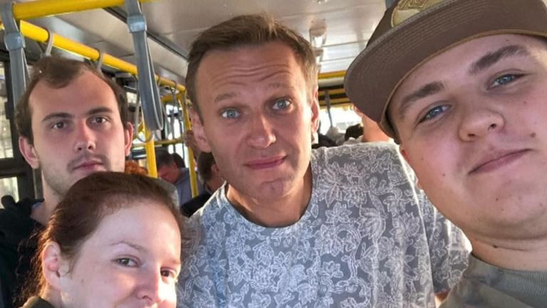 Alexei Navalny (au centre) photographié dans un selfie dans un bus en route vers un aéroport de la ville sibérienne de Tomsk, avant de monter à bord d'un vol où il est devenu malade après avoir été prétendument empoisonné.
