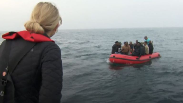 Des migrants soudanais traversent la Manche en dériveur