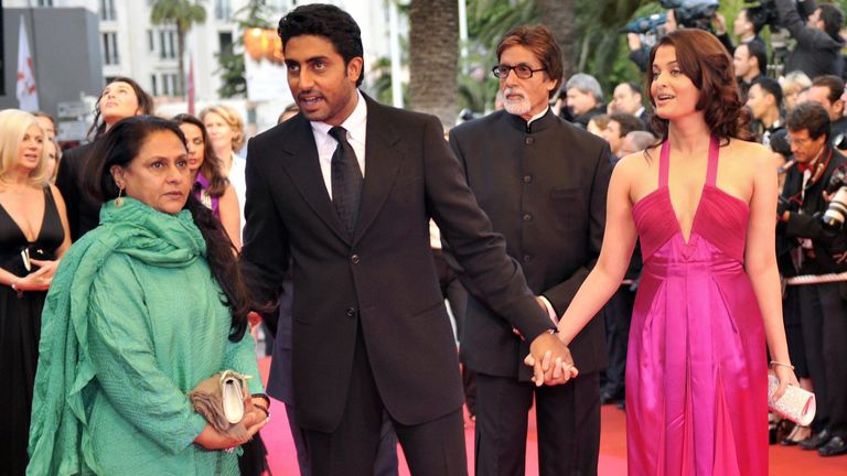 La star de Bollwood, Amitabh Bachchan, 77 ans (3e R) et son fils (2e R) sont hospitalisés avec le COVID-19