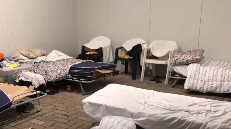 Des lits et ont été trouvés dans l'ancienne école d'équitation à 120 km au nord-est d'Amsterdam.  Photo: Politie Landelijke Eenheid