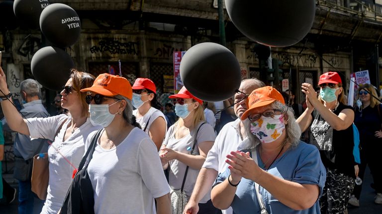 Des agents de santé d'Athènes participent à une manifestation pour appeler à l'embauche de personnel permanent de première ligne 