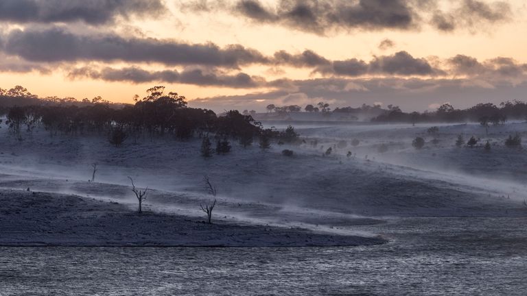 Une lourde couverture de neige est vue à l'aube sur le lac Eucumbène près d'Old Adaminaby