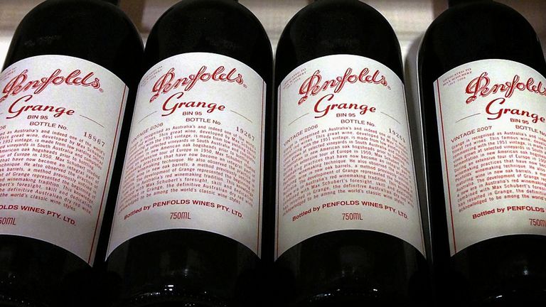 Bouteilles de Penfolds Grange, faite par le fabricant de vin australien Penfolds et administré par l'Australie's Treasury Wine Estates, s'asseoir sur une étagère en vente dans un magasin de vin dans le centre de Sydney, Australie, le 4 août 2014