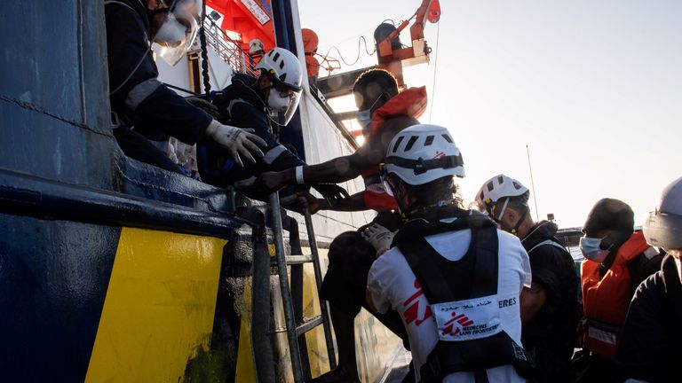 Un migrant transféré du Louise Michel à Sea Watch 4