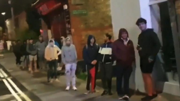 Les files d'attente alors que les barbiers rouvrent à Dublin