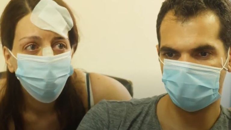 Les parents d'un bébé de quatre jours attendent anxieusement dans un hôpital de Beyrouth des nouvelles de leur fille, blessée dans une explosion