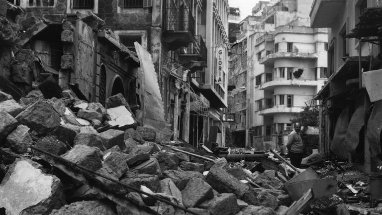 L'une des rues étroites de Beyrouth remplie de gravats pendant la guerre civile en 1975