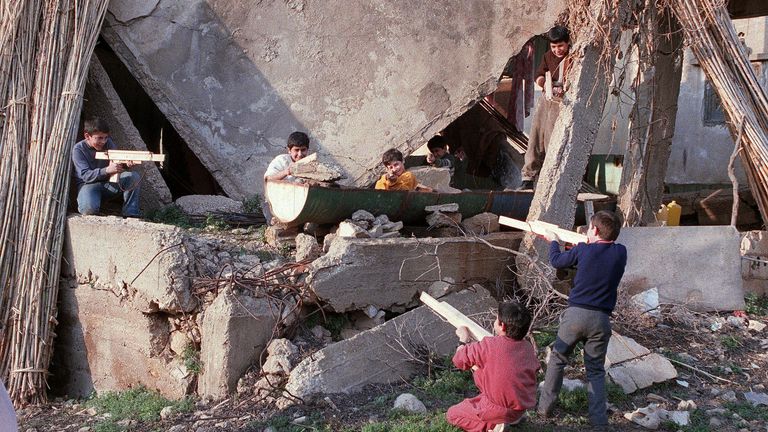 Des enfants libanais jouent sur la ligne verte Port-Normandie entre Beyrouth Est et Ouest en janvier 1989