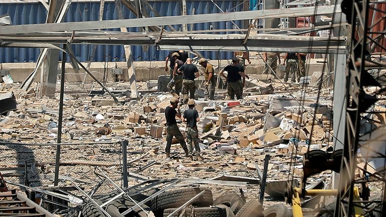 Les sauveteurs et la défense civile fouillent les débris du port de Beyrouth
