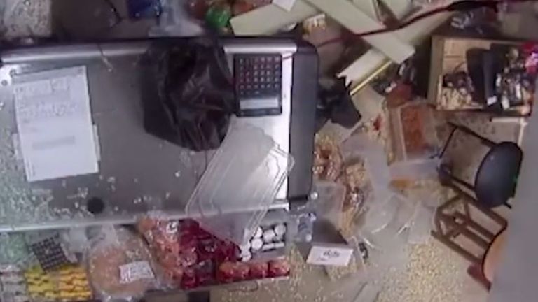 Les fenêtres des supermarchés sont soufflées et les étagères renversées par la réplique de l'explosion de Beyrouth
