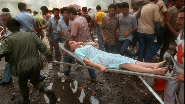 Des sauveteurs extraient sur une civière une jeune fille blessée d'un immeuble pendant la guerre civile en 1985