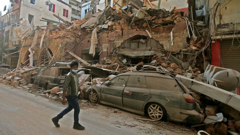 TOPSHOT - Une photo montre les conséquences d'une explosion qui a ravagé la capitale libanaise le 5 août 2020 à Beyrouth.  - Les sauveteurs ont recherché des survivants à Beyrouth après qu'une explosion cataclysmique dans le port a semé la dévastation dans des quartiers entiers, tuant plus de 100 personnes, en blessant des milliers et plongeant le Liban plus profondément dans la crise.  L'explosion, qui semble avoir été causée par un incendie qui a enflammé 2750 tonnes de nitrate d'ammonium non sécurisé dans un entrepôt, a été ressentie aussi loin que Chypre,