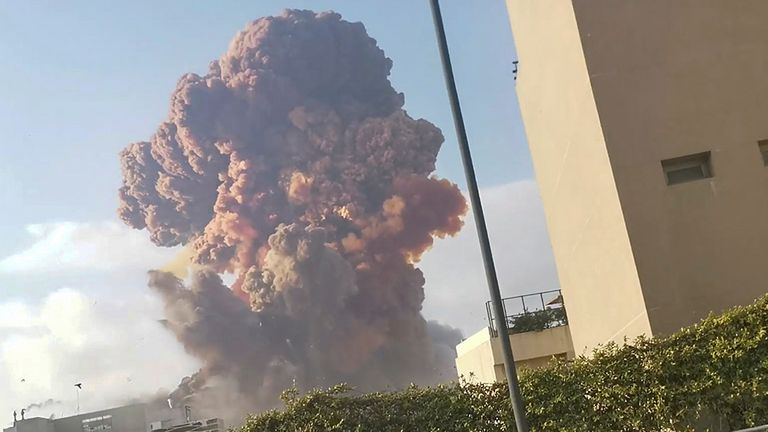 La fumée monte après une explosion à Beyrouth.  Pic: Karim Sokhn / Instagram / Ksokhn + Thebikekitchenbeirut / Reuters